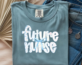 Camiseta Future Nurse / Tipografía de estetoscopio con lazo pastel