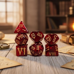 Op de afbeelding: Een set van zes rode polyhedrale dobbelstenen met gouden cijfers, waaronder een piramide, een kubus en een d8. De dobbelstenen zijn gestapeld op een houten oppervlak. De achtergrond bevat perkament, een kompas en een boekenkast.