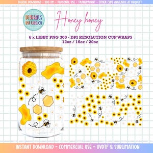 Può includere: Design digitale per involucri di tazze, con una tazza di vetro con coperchio in legno, decorata con favi gialli, api e girasoli. Il design include il testo "Honey honey" ed è disponibile per tazze da 12oz, 16oz e 20oz. Per uso commerciale.