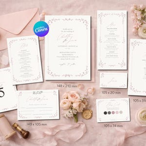 Puede incluir: Un conjunto de papelería de boda, que incluye invitaciones, menús y tarjetas RSVP, con un diseño floral. Las tarjetas son blancas con detalles florales rosas y texto. La invitación mide 148 x 210 mm. Dispuestas sobre un fondo de tela rosa.