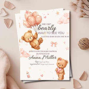 Könnte beinhalten: Babyparty-Einladung mit einem Teddybär, der Luftballons hält. Der Text lautet "we can bearly wait to see you" und "A little baby is on the way". Die Einladung ist in sanften Rosa- und Beigetönen gehalten.