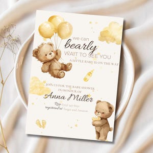 Könnte beinhalten: Babyparty-Einladung mit Aquarelldesign. Die Einladung zeigt einen Teddybären, der Luftballons, Wolken, Sterne und den Text "we can bearly wait to see you" hält. Die Einladung ist zu Ehren von Anna Miller.