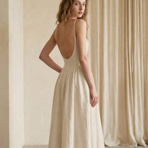 Midikleid aus natürlichem Leinen, Kleid mit Spaghettiträgern und offenem Rücken, A-Linien-Kleid mit eckigem Ausschnitt, minimalistisches Urlaubsoutfit