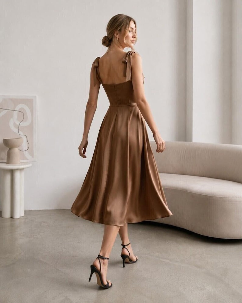 Elegante vestido midi con tirantes de lazo, escote cuadrado y corte en A, ideal para invitadas de boda. imagen 1