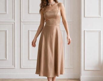 Abito midi in raso, abito a trapezio con spalline sottili, abito minimalista per ricevimento nuziale, elegante completo per invitata a un matrimonio.