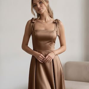 Elegante vestido midi con tirantes de lazo, escote cuadrado y corte en A, ideal para invitadas de boda. imagen 4