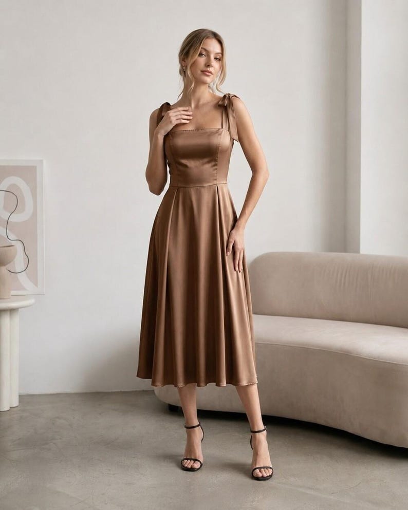 Elegante vestido midi con tirantes de lazo, escote cuadrado y corte en A, ideal para invitadas de boda. imagen 2