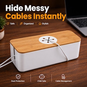 Könnte beinhalten: Eine weiße Kabelmanagement-Box mit Holzoptik und dem Text "Hide Messy Cables Instantly". Die Box hat einen Holzdeckel mit einem kreisförmigen Kabelausgang. Der Text unter der Box lautet "Dust Protection", "Child Safe" und "Cable Management".