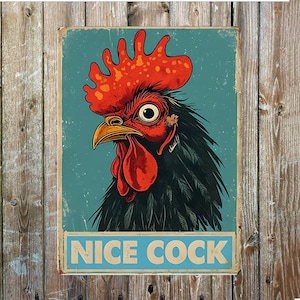 Puede incluir: Un letrero metálico de estilo vintage con la imagen de un gallo. El gallo tiene una cresta y barbillas rojas brillantes, plumas negras y un pico amarillo. El texto "NICE COCK" está en un recuadro azul, con un aspecto envejecido.