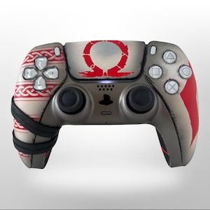 Op de afbeelding: Op maat gemaakte videogamecontroller met een zilver en rood kleurenschema. De controller heeft een rood Omega-symbool en ingewikkelde rode patronen. Het ontwerp omvat zwarte rubberen handgrepen en de standaard knopindeling.