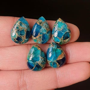 Apatietsteen met koper, gekalibreerde peer 18 x 13 mm. Beide zijden gepolijste losse cabochons,
