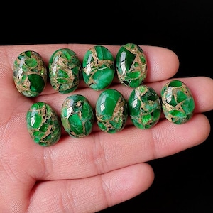 Pietra di smeraldo con rame, ovale calibrato 18 x 13 mm. Cabochon sciolti lucidati su entrambi i lati,