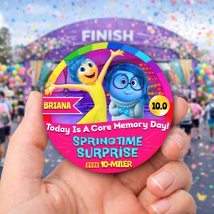 Puede incluir: Una medalla circular y colorida con los personajes animados Alegría y Tristeza. La medalla tiene el texto "BRIANA", "Today Is A Core Memory Day!", "SPRINGTIME SURPRISE" y "2026 10-MILER". También se muestra el número "10.0".