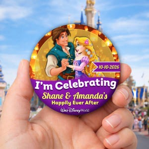 Op de afbeelding: Een ronde button met een cartoonafbeelding van een dansend stel, met de tekst "I'm Celebrating Shane & Amanda's Happily Ever After" en de datum "10-10-2026". De button heeft een paars en goud kleurenschema, met het Walt Disney World logo.