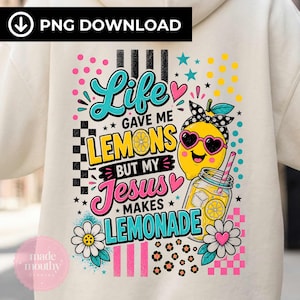 Puede incluir: Sudadera con capucha color crema con un gráfico colorido. El diseño incluye el texto "Life gave me lemons but my Jesus makes lemonade", un limón sonriente con gafas de sol en forma de corazón y un vaso de limonada.