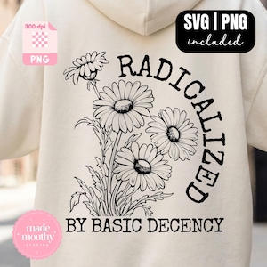 Op de afbeelding: Crèmekleurige hoodie met een zwart bloemmotief van madeliefjes en de tekst "RADICALIZED BY BASIC DECENCY." Inclusief SVG- en PNG-bestanden. Het ontwerp is gecentreerd op de achterkant van de hoodie.