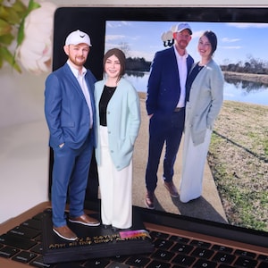 Op de afbeelding: Een 3D-geprint beeldje van twee personen op een zwarte rechthoekige voet met de tekst "TJ & KAYLIN After all this time? ALWAYS". Het mannelijke figuur draagt een blauw pak, wit overhemd en witte pet. Het vrouwelijke figuur draagt een lichtblauw vest, zwarte top en witte broek.
