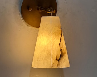 Natürliche Alabaster Wandleuchte | Handgefertigte Stein Leuchte | Moderne Messing Wandlampe | Luxus Wandbeleuchtung | Einzigartiger gemaserter Alabaster
