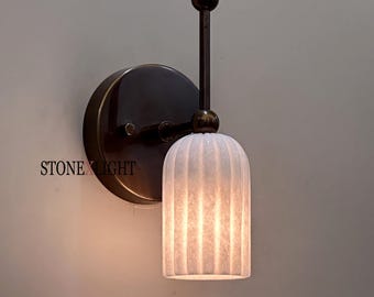 Handgefertigte Alabaster Wandleuchte, Mid Century Modern Messing Leuchte