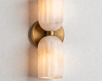 Applique doppia in ottone realizzata a mano con lampada in alabastro naturale / Applique di lusso in stile Mid-Century Modern per camera da letto o corridoio.