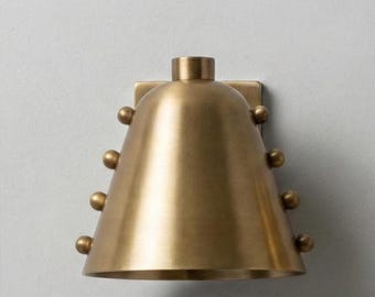 Handgefertigtes Mid-Century Design - Wandleuchte aus reinem Messing, konisch genietet