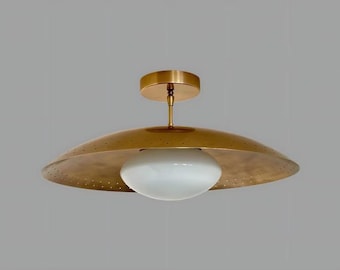 Lámpara de techo de latón perforado estilo globo de mediados de siglo / Lámpara de techo empotrada estilo Sputnik / Luminaria semiempotrada dorada
