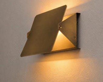 Aplique de pared Charlotte de mediados de siglo, de latón macizo, con frontal giratorio, basado en una lámpara clásica francesa de la década de 1960.