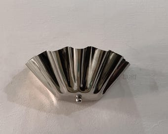 Halbe Blumen-Wandleuchte aus Messing - handgefertigte, floral inspirierte Wandleuchte für Schlafzimmer, Flur oder Terrasse