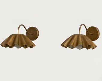Vintage Messing Scalloped Wandleuchte | French Country Vanity Light | Wavy Shade Badezimmer Beleuchtung | Antike Messing Wandlampe