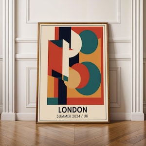 Könnte beinhalten: Ein gerahmter Kunstdruck mit einem abstrakten Design. Es zeigt geometrische Formen in Rot, Orange, Türkis, Marineblau und Creme. Der Druck enthält das Wort "LONDON" und "SUMMER 2024 / UK". Das Kunstwerk wird vor einer weißen Wand und einem Holzboden präsentiert.