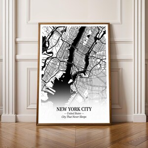 Könnte beinhalten: Gerahmte schwarz-weiße Karte von New York City mit detaillierten Straßen und Wasserwegen. Der Text "NEW YORK CITY - United States - City That Never Sleeps" ist am unteren Rand der Karte zu sehen.