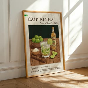 Könnte beinhalten: Ein gerahmter Druck mit einem Caipirinha-Cocktailrezept. Das Bild zeigt ein Glas des Getränks, Limetten, eine Flasche Cachaça sowie die Zutaten und Anweisungen. Der Druck hat einen Holzrahmen und lehnt an einer weißen Wand.