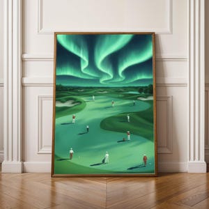 Könnte beinhalten: Ein gerahmter Kunstdruck zeigt einen Golfplatz unter einem lebendigen grünen Nordlicht. Golfer in weißer und roter Kleidung spielen auf dem Grün. Das Kunstwerk ist in einem Holzrahmen präsentiert.