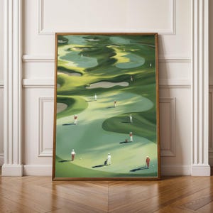 Könnte beinhalten: Gerahmtes Gemälde eines Golfplatzes mit grüner und gelber Farbgebung. Das Kunstwerk zeigt Golfer auf einem Platz mit Sandfallen und hügeligem Gelände. Das Gemälde befindet sich in einem Holzrahmen und lehnt an einer Wand.