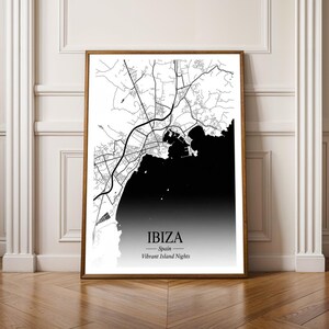 Könnte beinhalten: Ein gerahmter Schwarz-Weiß-Stadtplan von Ibiza, Spanien, mit detaillierten Straßen und Küstenlinie. Die Karte ist vor einem weißen Hintergrund, mit dem Wort "Ibiza" und dem Satz "Vibrant Island Nights" am unteren Rand.