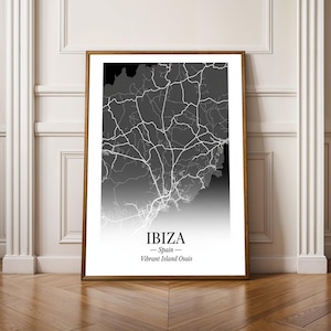 Könnte beinhalten: Gerahmter Karten-Druck von Ibiza, Spanien, in Graustufen. Die Karte zeigt weiße Linien, die Straßen und Infrastruktur auf einem Farbverlauf darstellen. Der Text "IBIZA - Spain - Vibrant Island Osais" ist unten zu sehen.