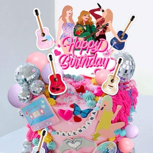 Peut inclure: Un ensemble de décorations de gâteau d'anniversaire rose comprenant trois personnages illustrés, des guitares acoustiques, une cassette, des boules à facettes, des papillons et un geste de la main en forme de cœur. Le texte central indique Happy Birthday.