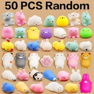 Op de afbeelding: Een verzameling van 50 willekeurige, kleurrijke, squishy speelgoedjes in verschillende dierfiguren, waaronder olifanten, eenhoorns, katten en konijnen. Het speelgoed is in tinten roze, blauw, geel en wit, met een pootafdruk in het midden.