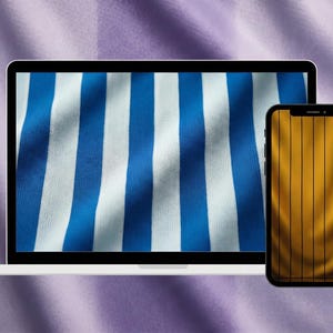 Könnte beinhalten: Ein weißer Laptop und ein Smartphone vor einem lila Hintergrund. Der Laptop-Bildschirm zeigt ein blau-weiß gestreiftes Muster, während das Telefon ein goldgestreiftes Muster anzeigt.
