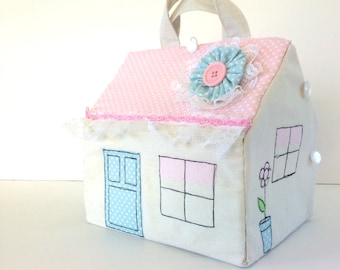 Padrão para costurar uma casa de campo desdobrável em tecido, bordado em movimento livre e apliques - tutorial de costura DIY