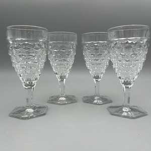 Puede incluir: Cuatro copas transparentes de estilo vintage. Cada copa presenta un cuenco con diseño de diamantes y una base hexagonal. Las copas son de vidrio transparente, reflejando la luz. Ideales para servir bebidas.