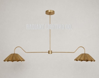 ミッドセンチュリーモダン真鍮製シャンデリア、直線型ペンダントライト、溝付きシェード、ミニマルなダイニングライト