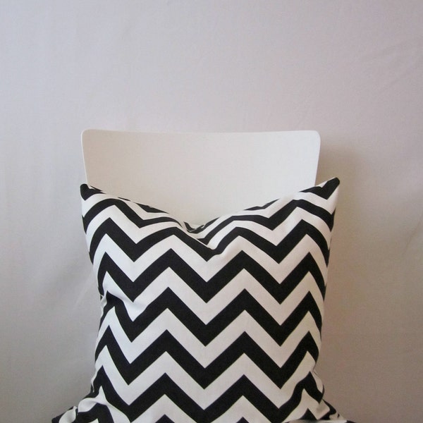 18 inch throw pillow cover, black and white. Zigzag pattern, modern print. For indoor use.