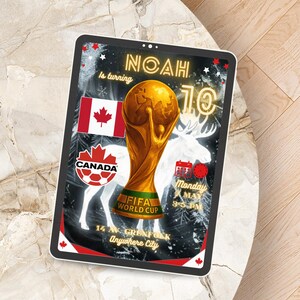 Peut inclure: Une invitation d'anniversaire numérique sur écran de tablette avec le trophée doré de la Coupe du Monde de la FIFA, le drapeau canadien, une silhouette d'orignal et le texte NOAH is turning 10, Monday 7 May 3-5 PM, 14 Av. Grenfolk, Anywhere City.