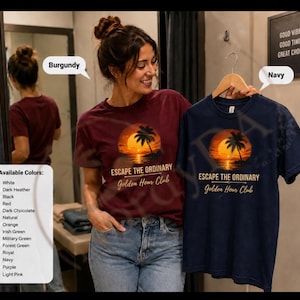 以下が含まれることがあります： バーガンディのTシャツとネイビーブルーのTシャツ。どちらも海に沈む夕日とヤシの木のシルエットが描かれています。両方のシャツには「ESCAPE THE ORDINARY Golden Hour Club」というテキストがプリントされています。半袖のクルーネックTシャツです。