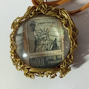 Colares feitos à mão com selos antigos