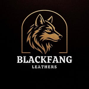 Puede incluir: Un logotipo de cabeza de lobo de color dorado encerrado en un marco arqueado sobre un fondo negro. Debajo del gr&aacute;fico, el texto dice BLACKFANG en letras may&uacute;sculas blancas grandes, con la palabra LEATHERS en letras may&uacute;sculas blancas m&aacute;s peque&ntilde;as.
