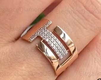 Anillo de barra abierta de moissanita, banda con diseño en T de diamantes cultivados en laboratorio, anillo geométrico llamativo de oro de 14 quilates, anillo con espacio negativo ancho, regalo moderno y robusto.