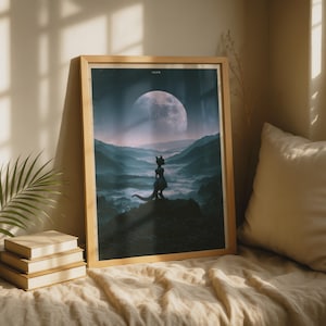 Op de afbeelding: Een ingelijste verticale kunstdruk met een donker silhouet van een wezen dat op een rotsachtige klif staat en uitkijkt over een mistig bergdal onder een grote, lichtgevende volle maan in een sterrenhemel, gevat in een lichtgekleurde houten lijst.