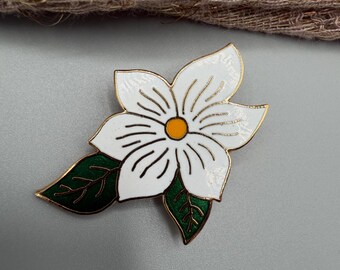 Sampaguita Enamel Pin – White Jasmine Flower Lapel Badge, Gold Toned Botanical Jewelry